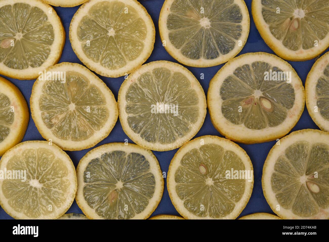 Rodajas de limón sobre fondo azul Foto de stock