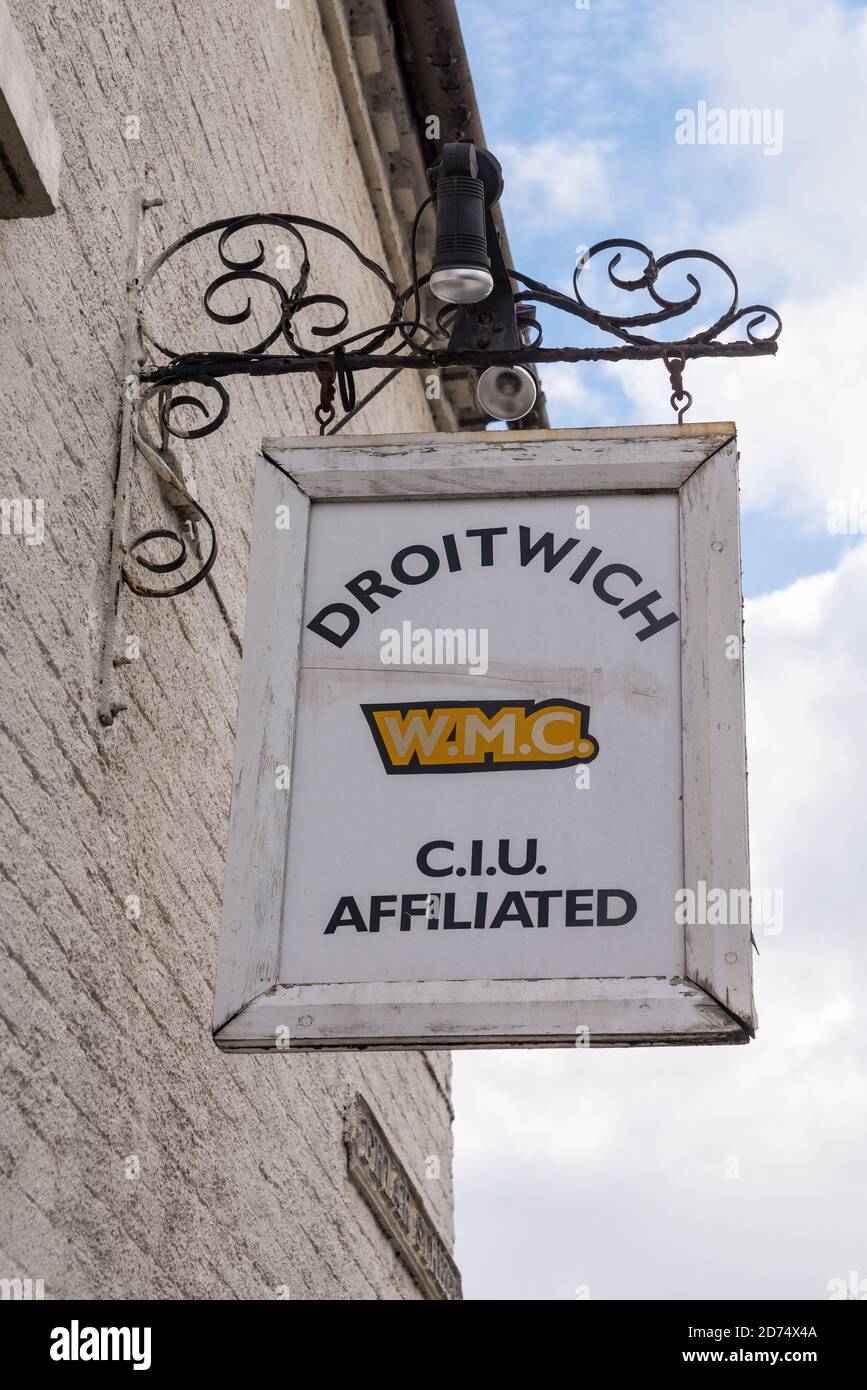 Cartel colgante sobre la entrada al Droitwich Working Mens Club en Droitwich Spa, Worcestershire, Reino Unido Foto de stock