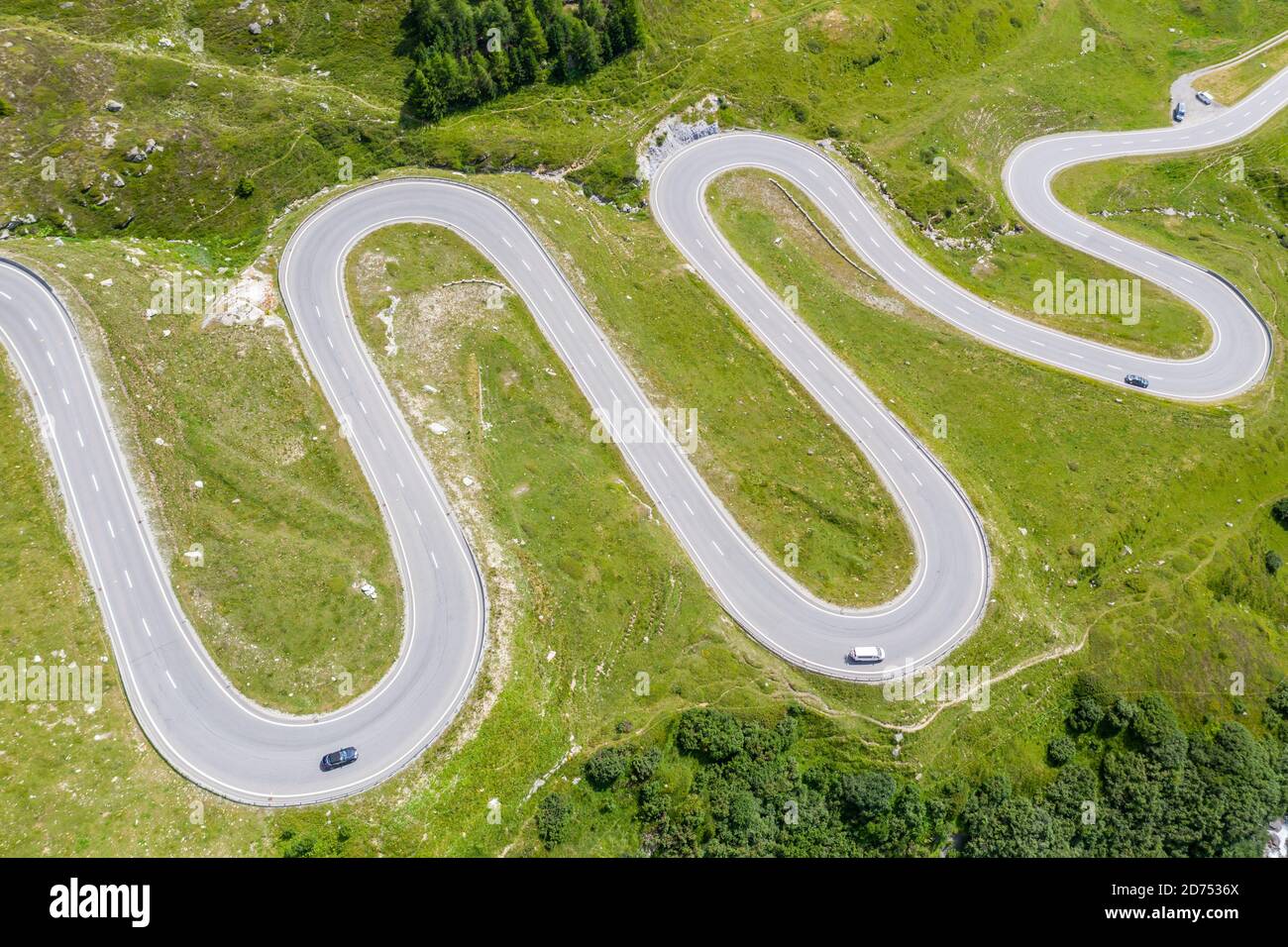 Tiro de drones, curvas de la montaña de Julier pasar, Suiza Foto de stock