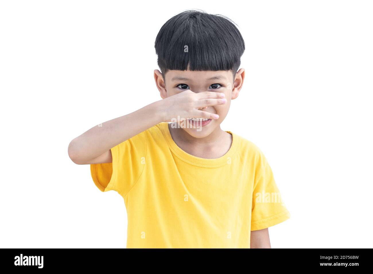 Feliz niño oscuro con camiseta amarilla aislado sobre un fondo blanco  Fotografía de stock - Alamy