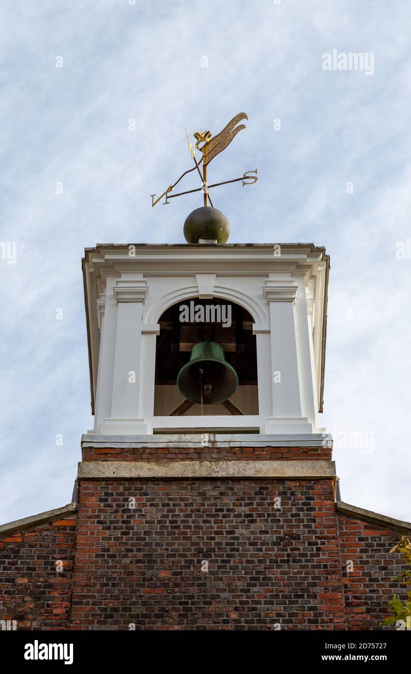 Un campanario de una iglesia con una veleta meteorológica por encima Foto de stock