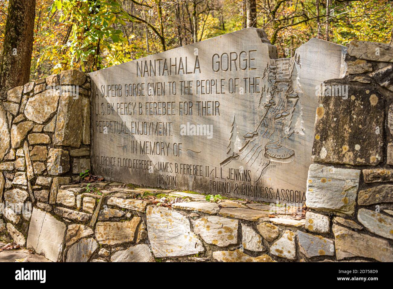 Marcador de piedra conmemorativa de Nantahala Gorge en el área de picnic del monumento a Ferebee a lo largo del río Nantahala en Bryson City, Carolina del Norte. (EE.UU.) Foto de stock