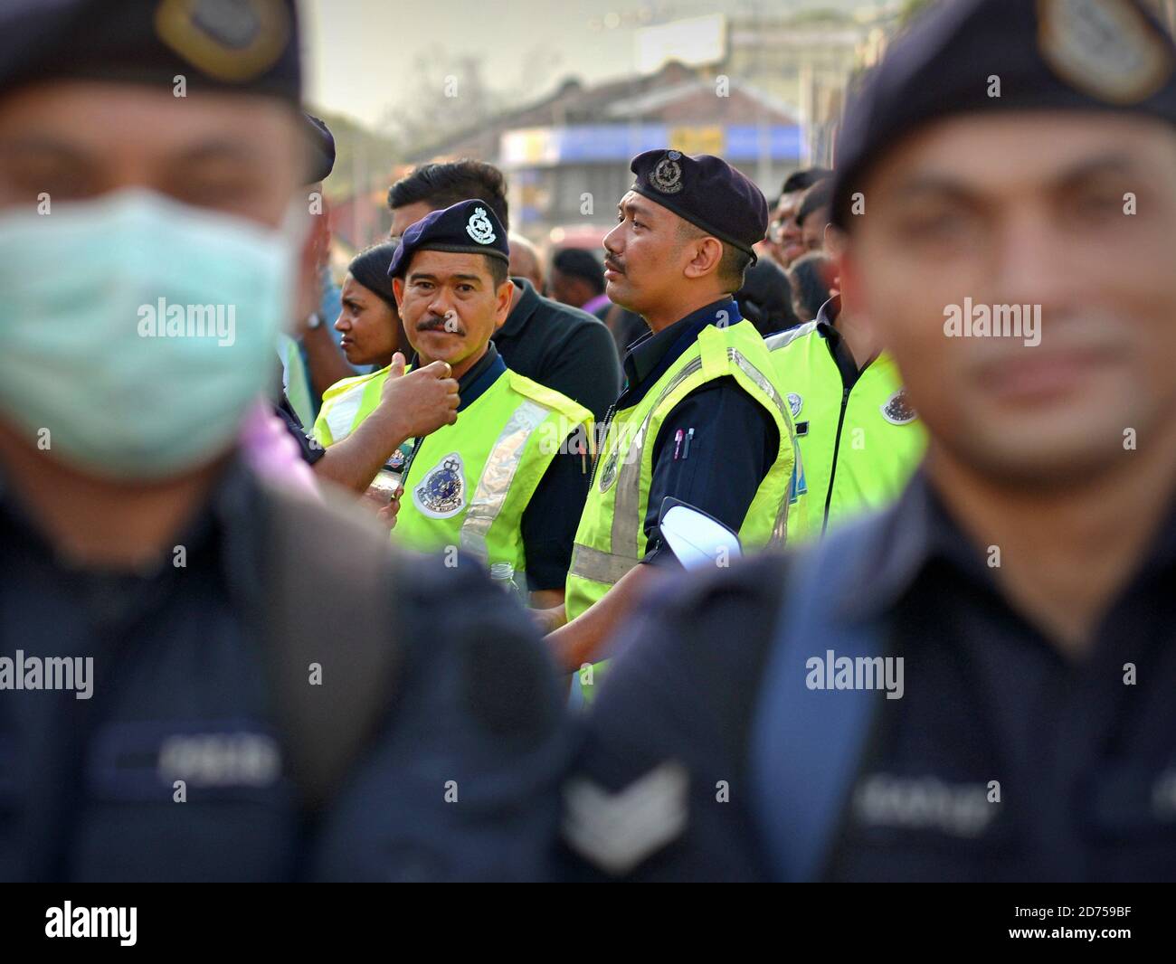 Oficiales de policía malasios regulan el tráfico durante el Festival de Thaipusam 2020. Foto de stock