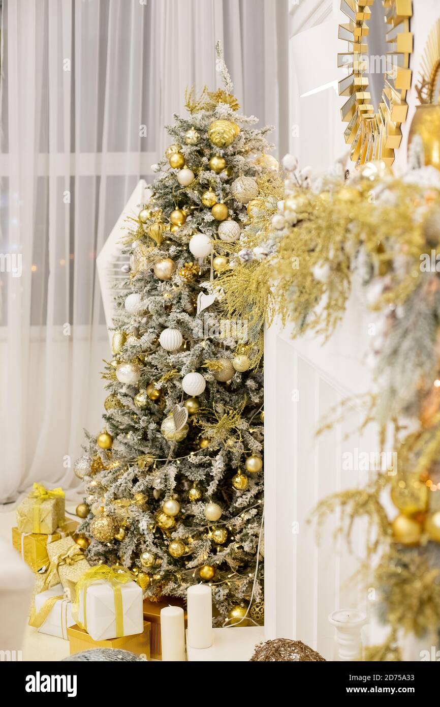 Árbol de Navidad con regalos. Decoración de año nuevo de lujo. Beige,  blanco, dorado, plata decoración árbol de Navidad. Feliz Navidad y felices  fiestas Fotografía de stock - Alamy