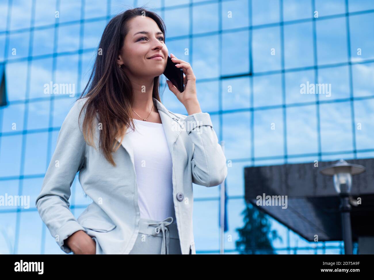 chica habla por teléfono al aire libre. hermosa señora con ropa elegante.  belleza y moda femenina. ceo empresaria con smartphone. comunicación  empresarial. mujer segura en traje elegante formal. Sea feliz Fotografía de