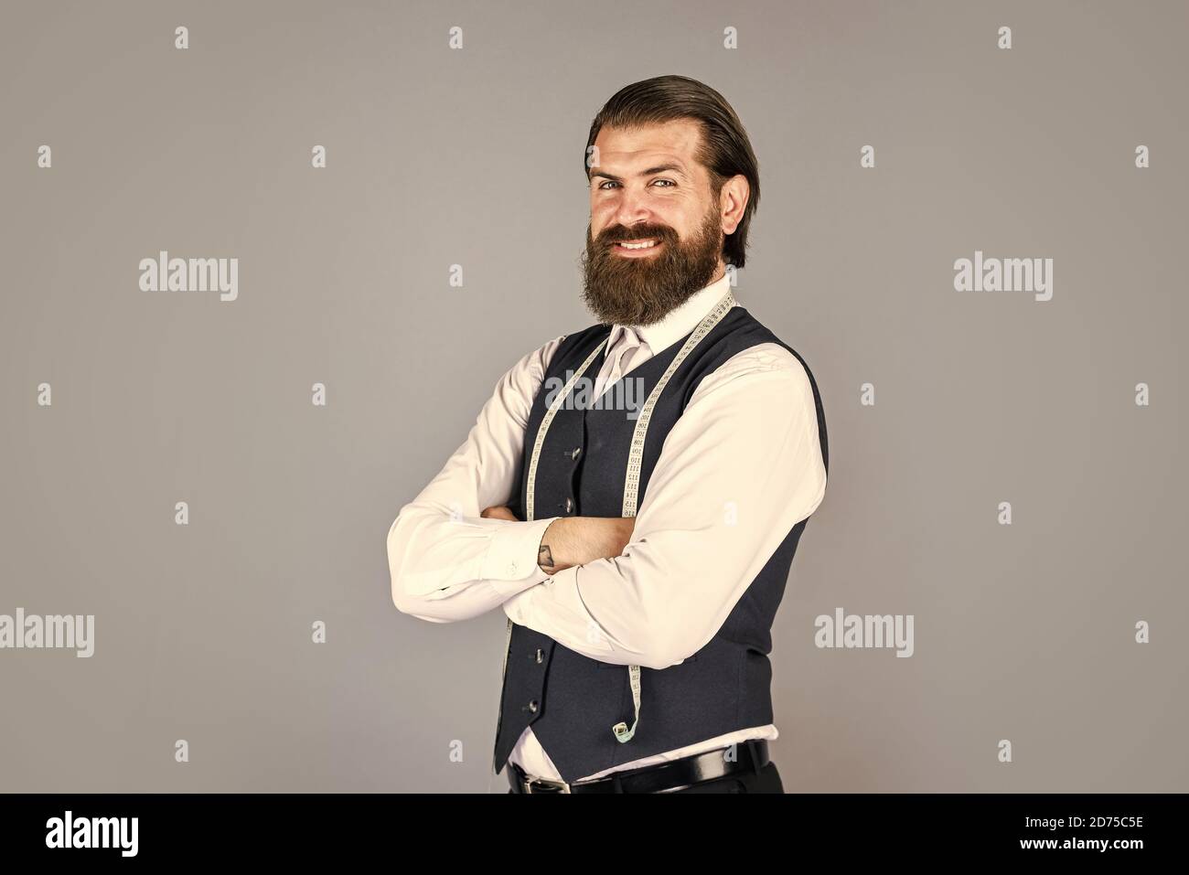 en buen humor. hombre brutal es diseñador de moda. hombre diseñando  vestuario para hombres. sartor exitoso listo para trabajar. estilo formal y  de oficina. hombre a medida con cinta métrica. hombre a
