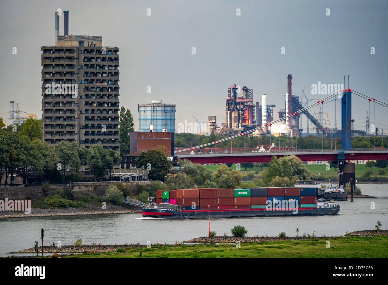 Rin cerca de Duisburg, banco cerca de Duisburg-Homberg, detrás de ella la fábrica de acero ThyssenKrupp en Duisburg-Bruckhausen, altos hornos 8 y 9, buil de gran altura Foto de stock