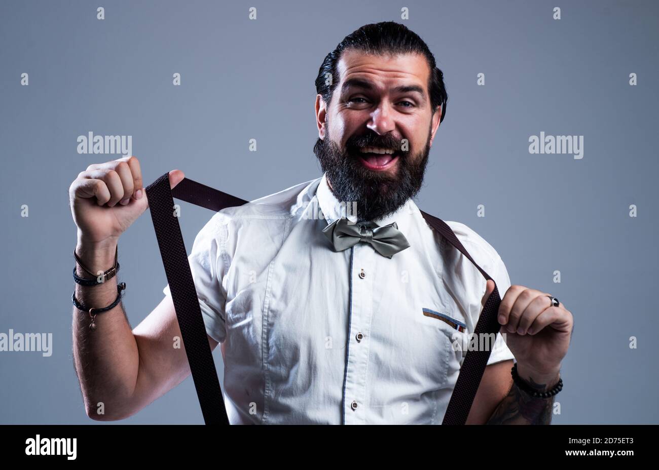 hombre de moda con tirantes y pajarita. hombre confiado y elegante con ropa  clásica. masculinidad y carisma. código formal de vestir. hipster barbudo a  la antigua usanza Fotografía de stock - Alamy