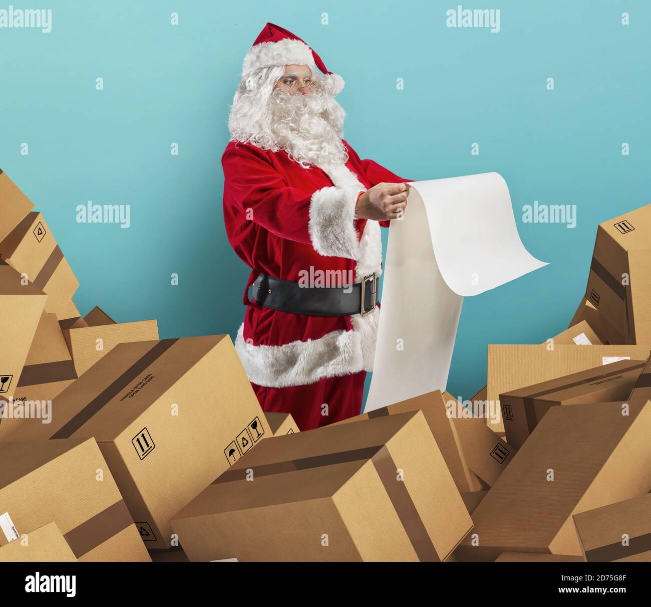 Santa Claus está lleno de solicitudes de regalos y cajas para entrega Foto de stock