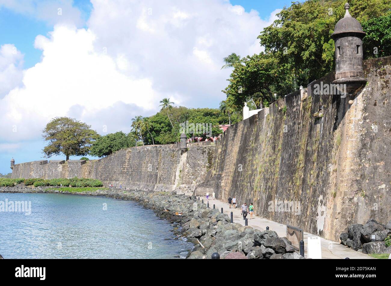 Ruta de senderismo alrededor del fuerte San Felipe del Morro.San Juan, Puerto  Rico Costa Caribe a lo largo del Paseo de la Princesa.Waterfront Fotografía  de stock - Alamy