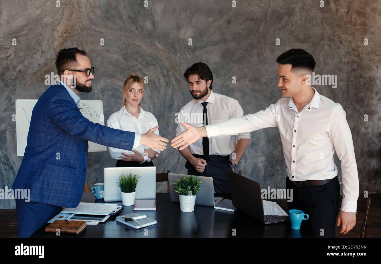 Feliz de trabajar con ustedes jóvenes hombres modernos en SMART