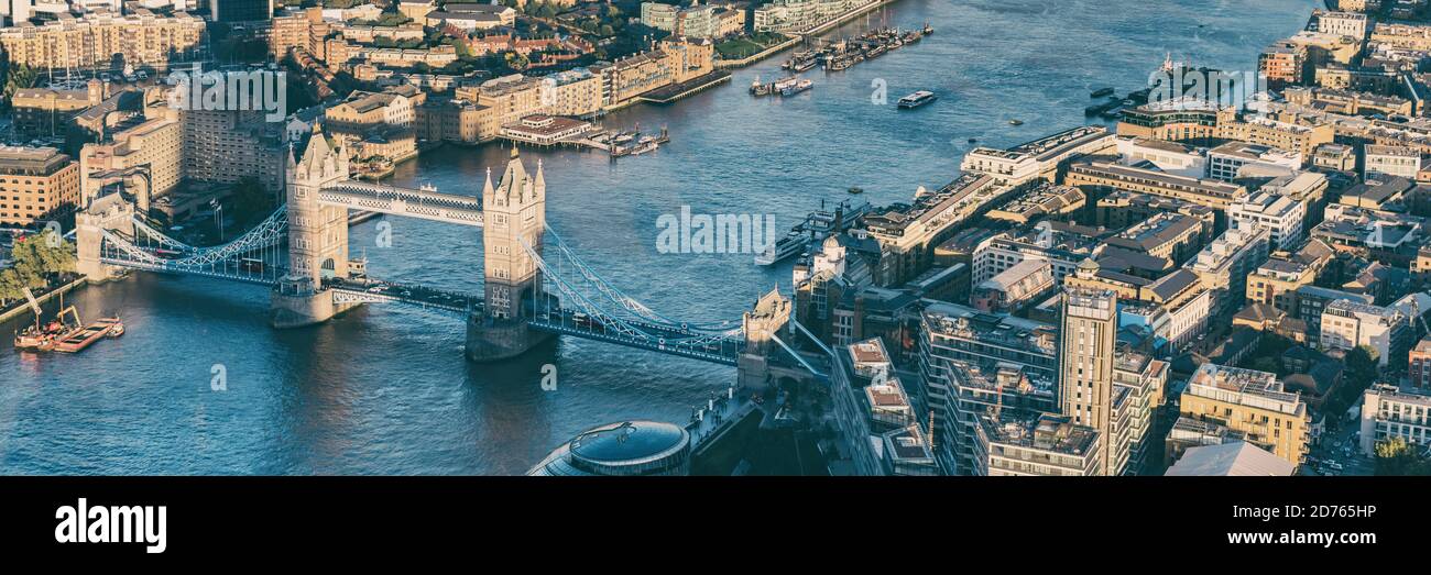 Vista aérea panorámica desde arriba de la ciudad de Londres y el río Támesis, Inglaterra, Reino Unido. Europa destino de viaje paisaje urbano. Banner de cultivo Foto de stock