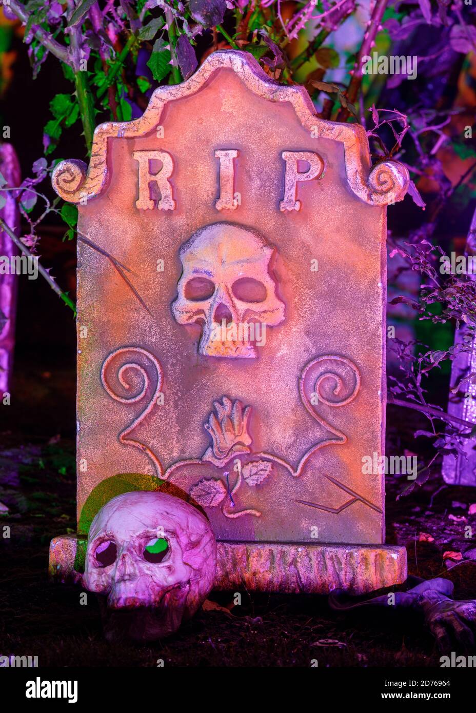 Halloween descanso en paz Tombstone y Skull Decorating Yard en Noche Foto de stock
