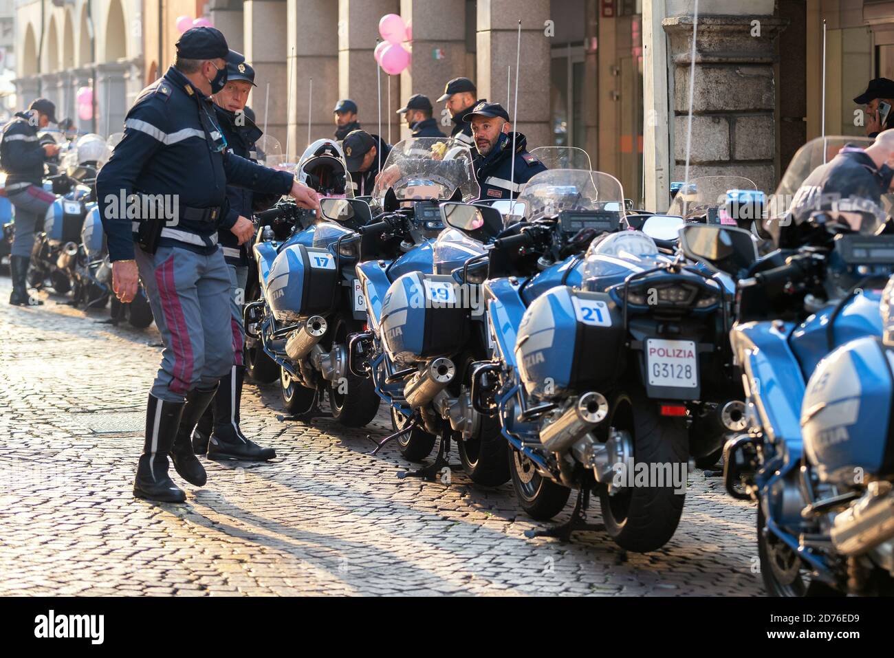 Grupo de policías italianos, motos y policías en una calle adoquinada. Udine, Italia. Foto de stock