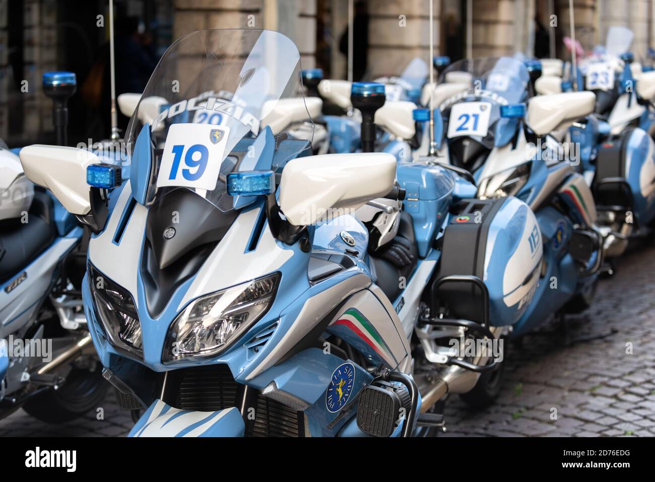 Motos de la policía italiana estacionadas en una calle adoquinada. Udine, Friuli Venecia Julia, Italia. Foto de stock