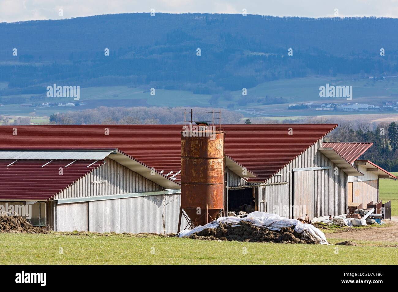 Schwäbische Alb, Bauernhof, Feld, Wald, Ortschaft, Hügel Foto de stock