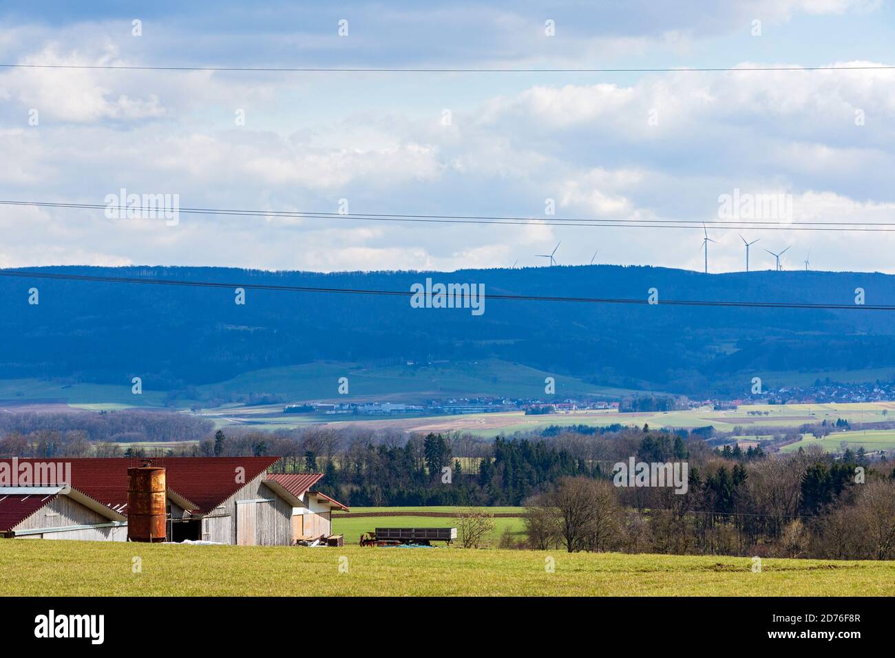 Bauernhof; Feld, Wald, Ortschaft, Hügel, Windpark Foto de stock