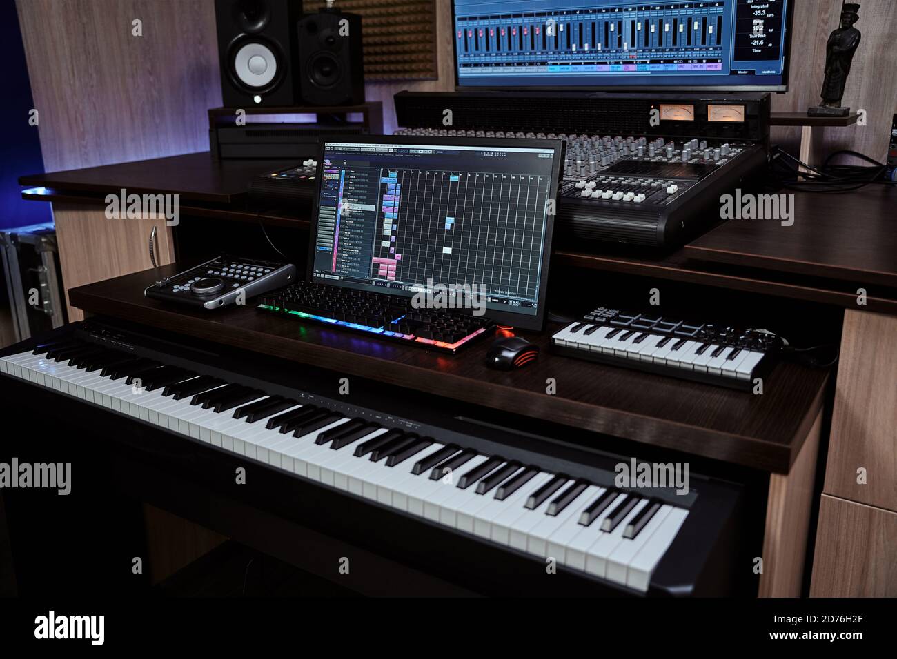 Equipo de estudio de grabación. Sintetizador MIDI con teclado de pantalla y altavoz  para crear música Fotografía de stock - Alamy