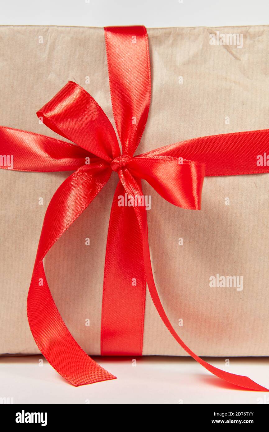 regalo, cinta roja, lazo rojo, lazo Fotografía de stock - Alamy