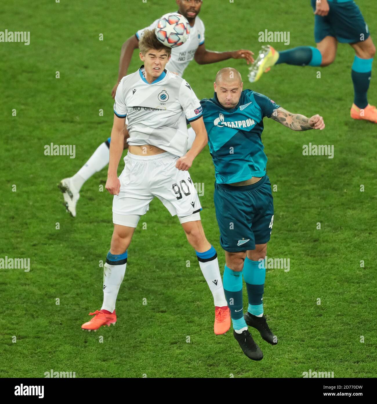 harles de Ketelaere del Club Brugge y Yaroslav Rakitskiy de Zenit durante la Liga de Campeones de la UEFA, Group Stage, el partido de fútbol del Grupo F entre Zeni Foto de stock