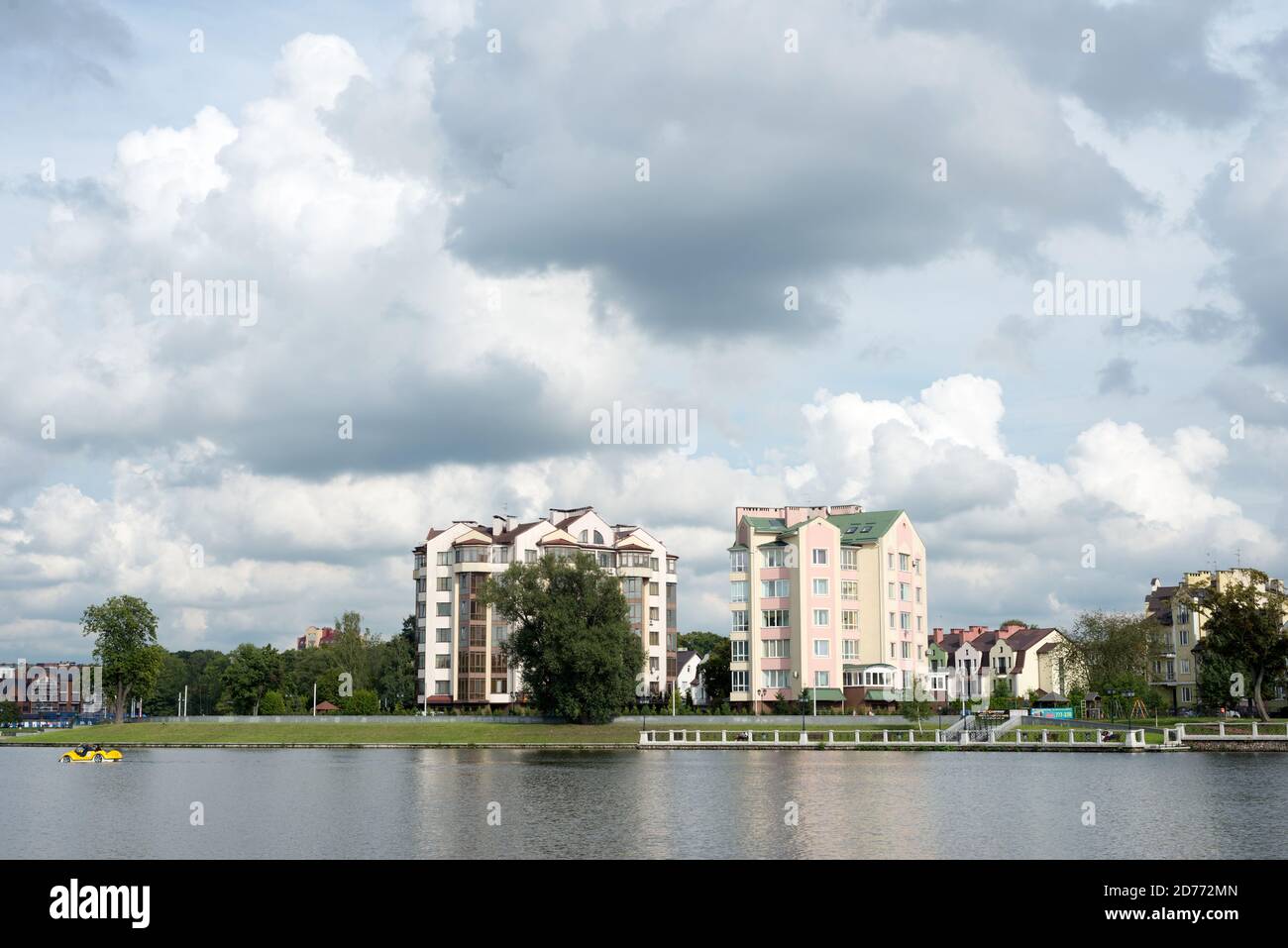 Kaliningrado, Rusia - 12 de septiembre de 2017: La orilla del Lago Superior, casas de altura y privadas. Foto de stock
