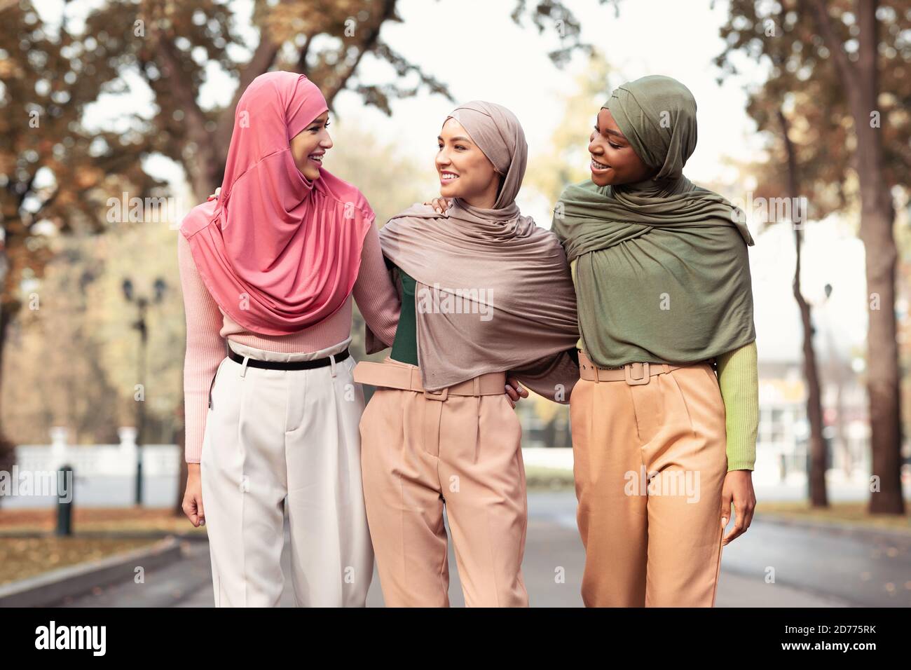 Tres mujeres Hijab y ropa caminando afuera Fotografía stock - Alamy