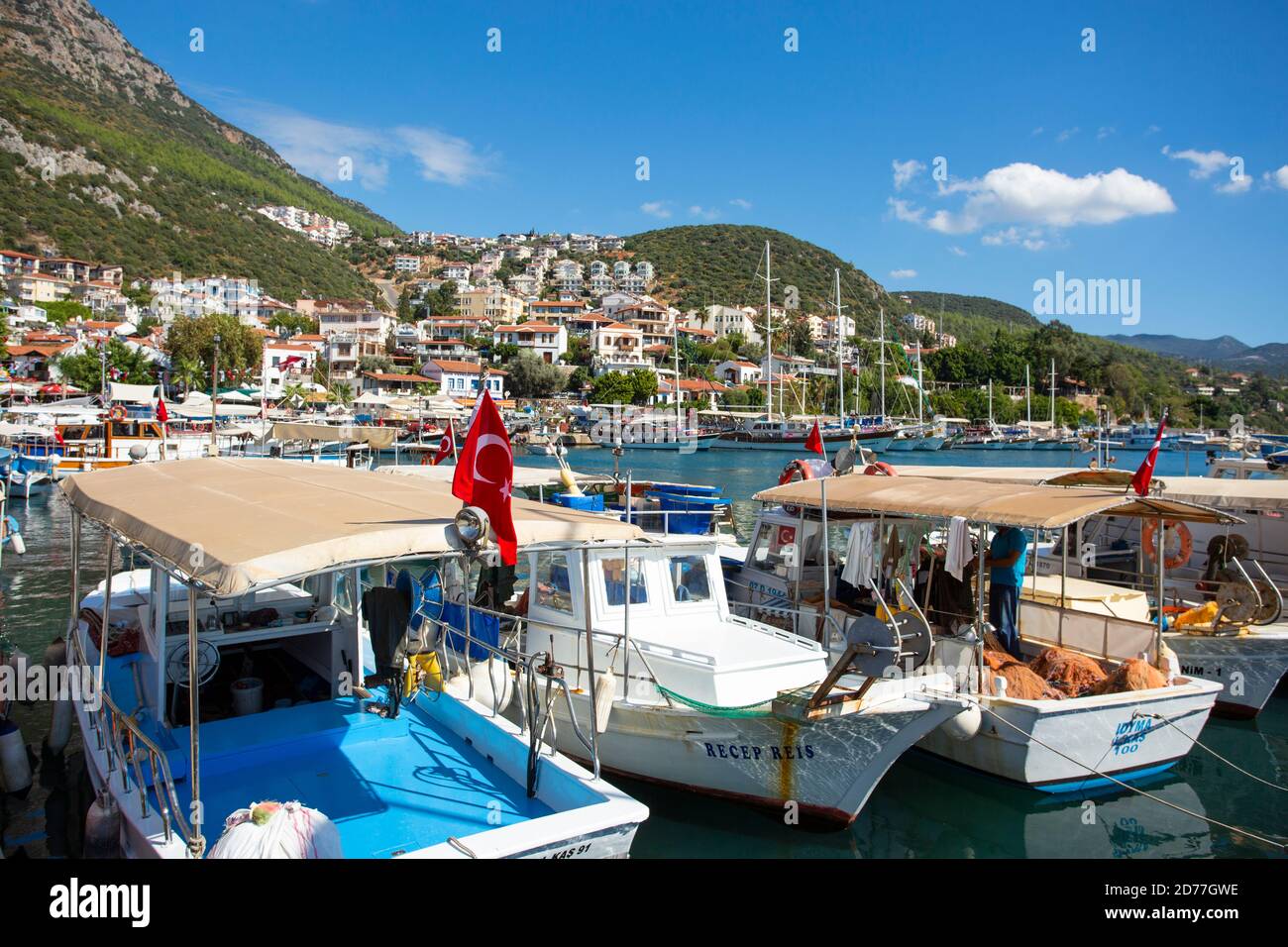 Barcos de pesca amarrados en el puerto de Kaş en un día claro, provincia de Antalya, Turquía Foto de stock
