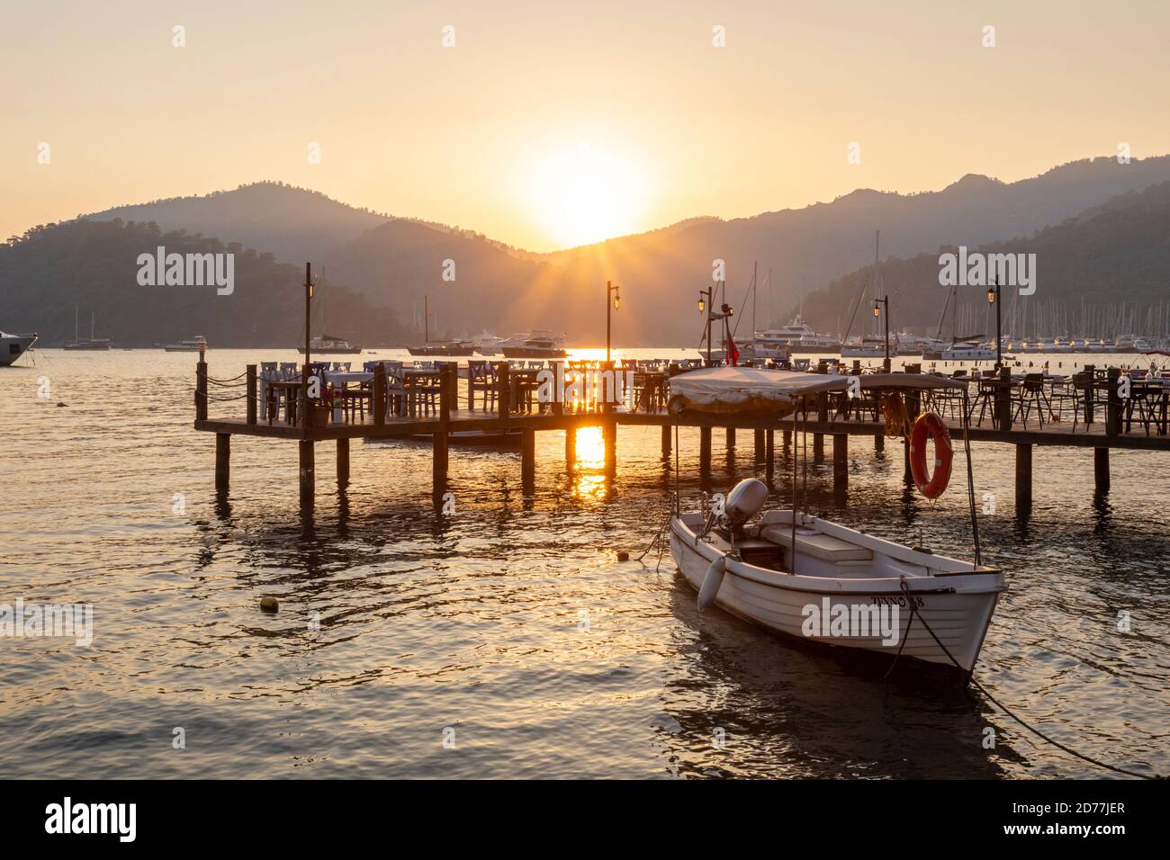 Puesta de sol sobre un muelle en el puerto de Göcek, provincia de Muğla, Turquía Foto de stock