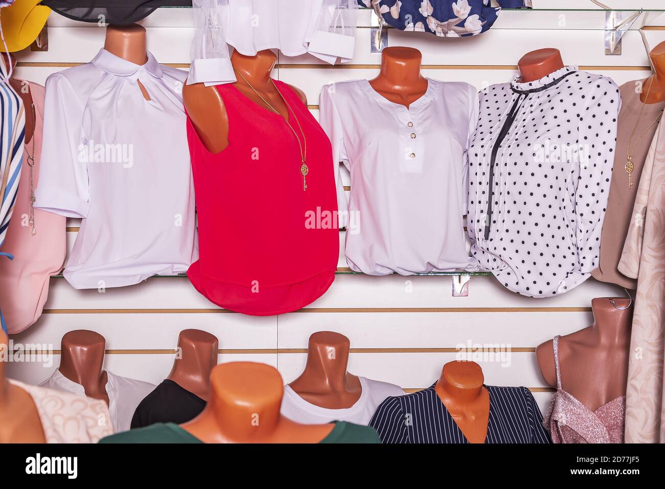 Escaparate de la tienda de ropa para mujer. Brillantes blusas de verano en  mannequins Fotografía de stock - Alamy