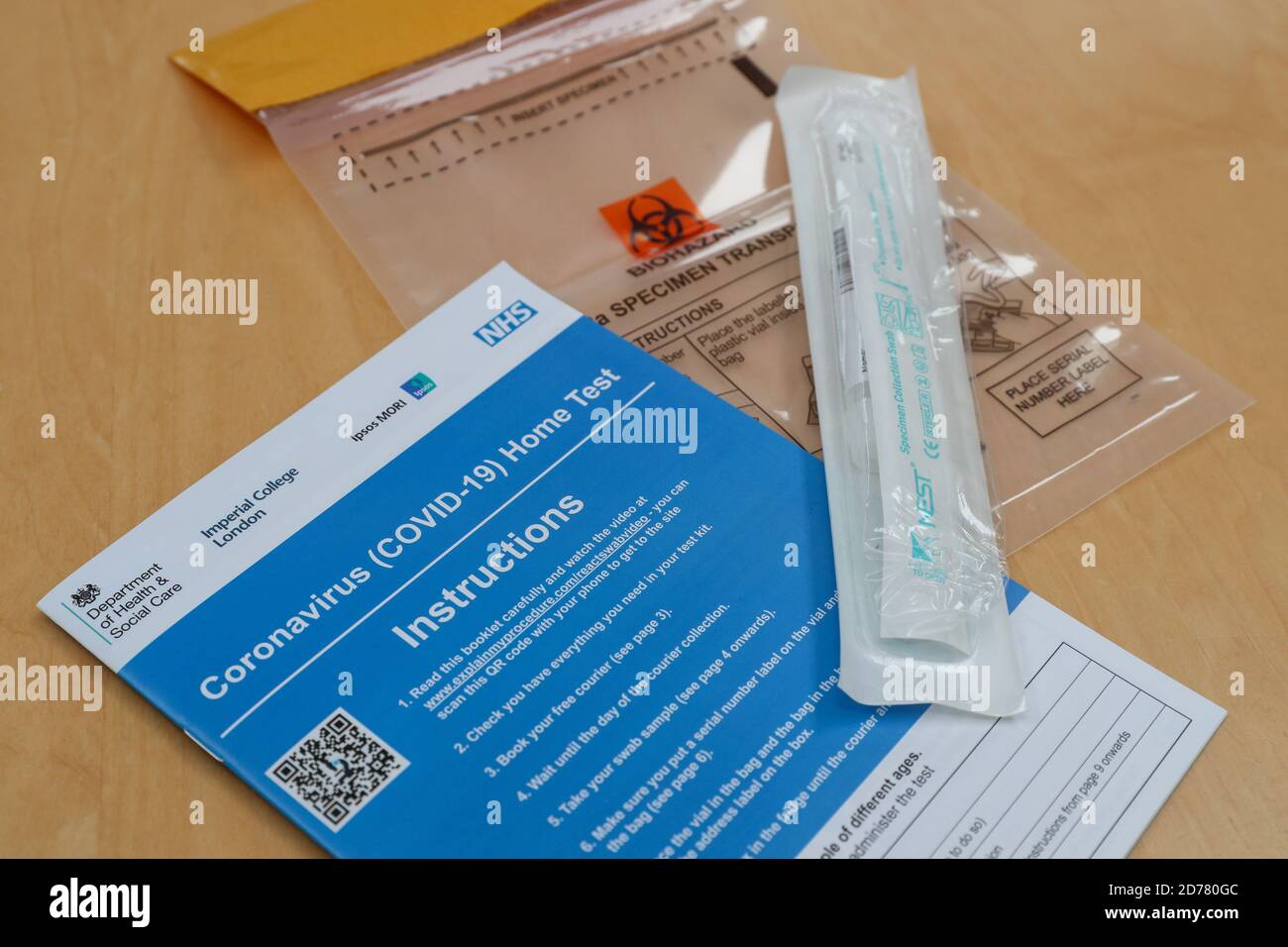 Kit de pruebas para el hogar del Gobierno del Reino Unido y del NHS Coronavirus ( Covid 19 ). Foto de stock