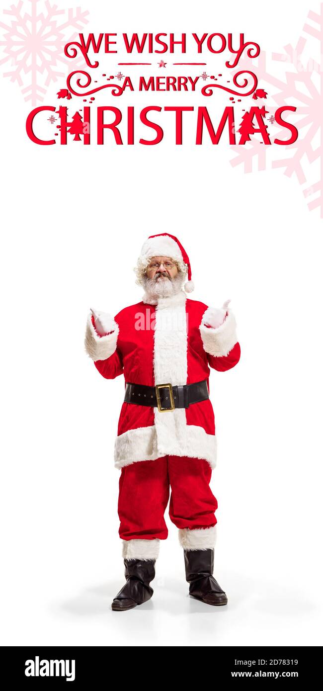 Contador curva Excavación Emotivo saludo de Papá Noel con año Nuevo 2021 y Navidad. Hombre caucásico  con traje tradicional. Concepto de vacaciones y estado de ánimo invernal.  Volante con cpyspace. Un hombre mayor con estilo