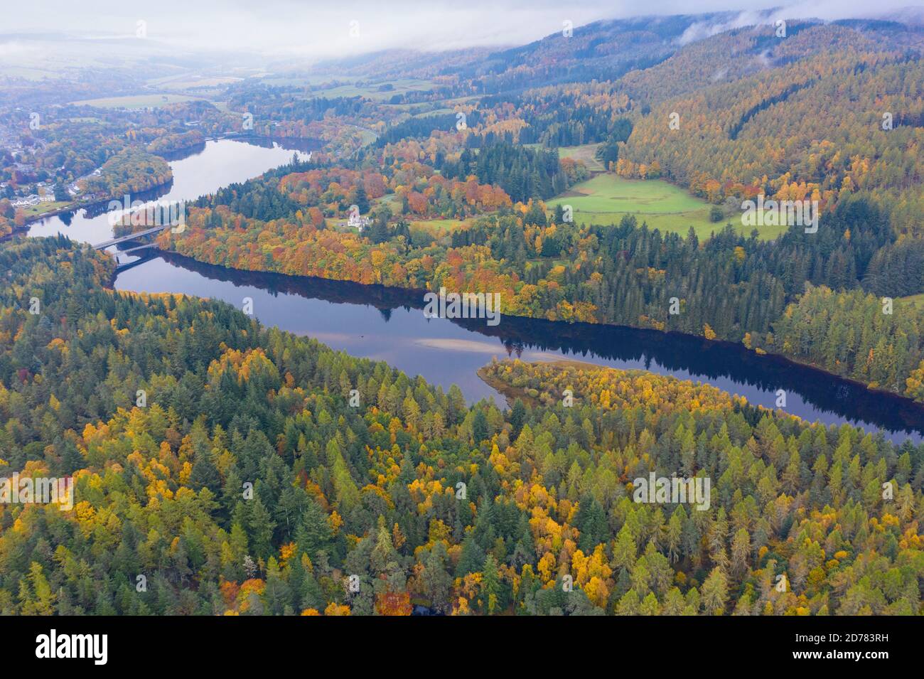 Vista aérea de los colores otoñales de los bosques en el lago en el río Tummel y el lago Faskally cerca de Pitlochry en Perthshire, Escocia, Reino Unido Foto de stock