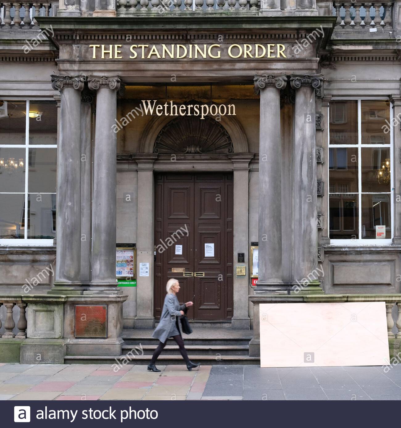 Edimburgo, Escocia, Reino Unido. 21 de octubre de 2020. En la sesión informativa diaria de hoy sobre el coronavirus, el primer ministro Nicola Sturgeon anunció que las restricciones actuales, que incluyen el cierre de pubs, bares y restaurantes en el cinturón central, se ampliarán más allá del 26 de octubre, como estaba previsto y permanecerán en vigor durante una semana más hasta el lunes 2 de noviembre. Puertas cerradas con llave en Wetherspoons en George Street. Crédito: Craig Brown/Alamy Live News Foto de stock