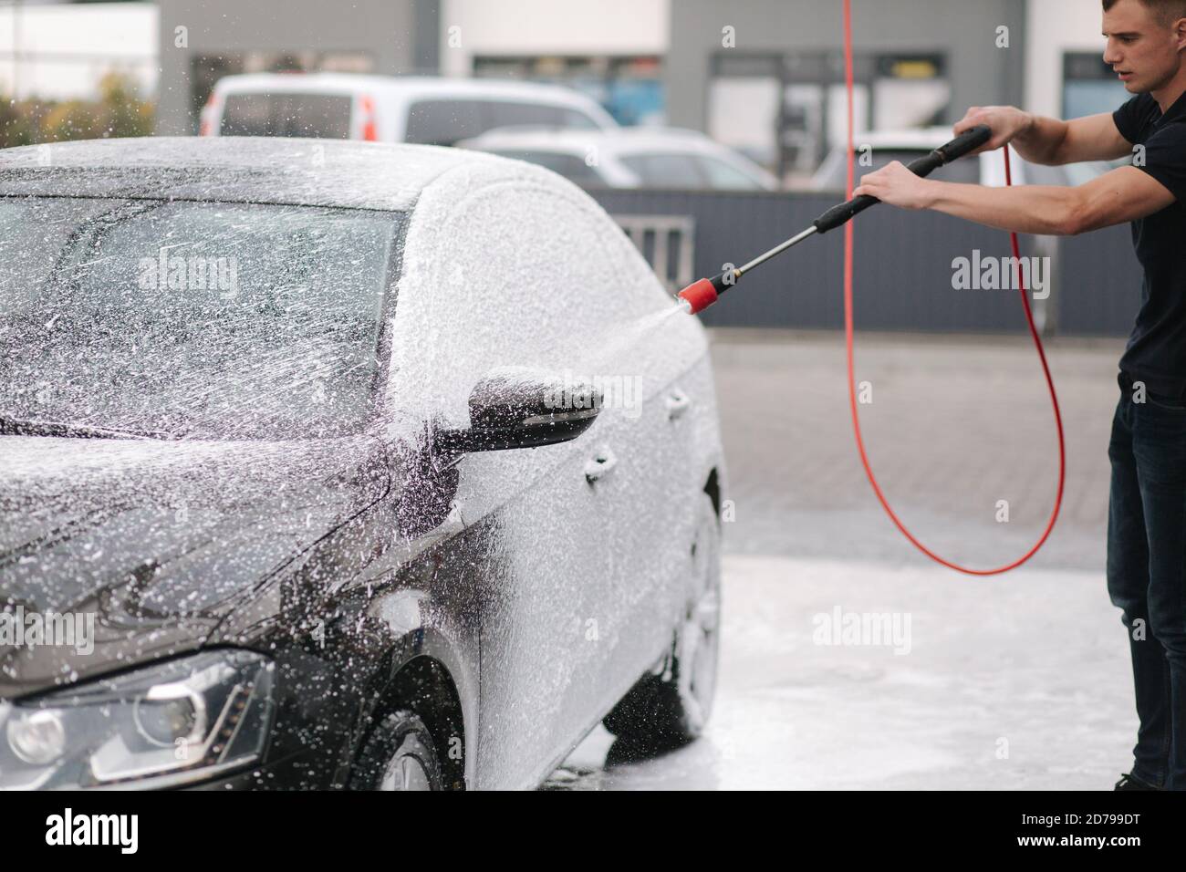 https://c8.alamy.com/compes/2d799dt/limpieza-del-coche-con-espuma-activa-hombre-lavando-su-coche-en-auto-lavado-de-coches-2d799dt.jpg