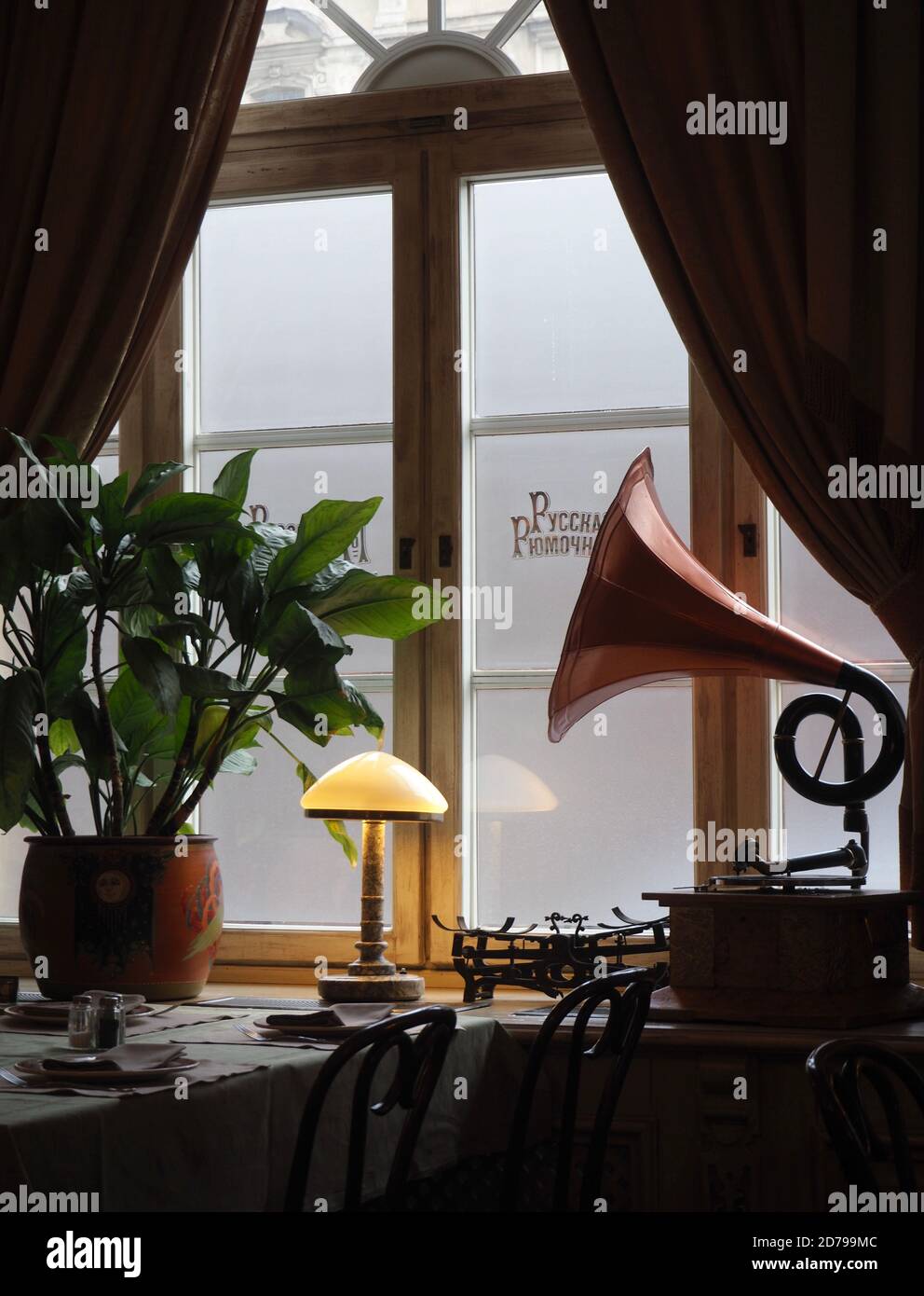 Gramófono junto a una ventana de restaurante en San Petersburgo, Rusia Foto de stock