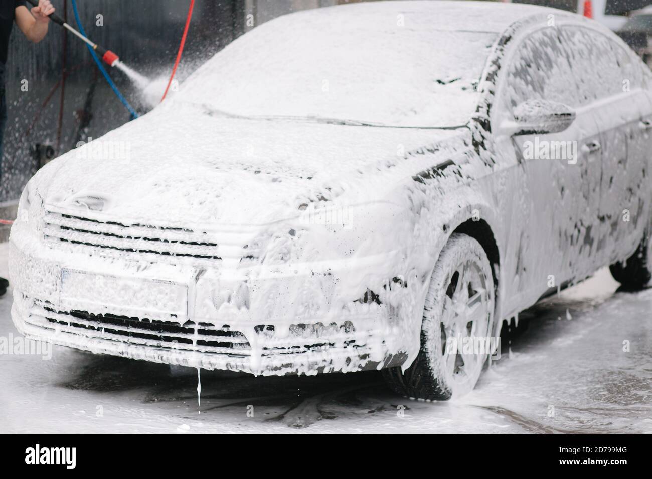El hombre pone en el coche de espuma activa Mat. Lavado de coches. Complejo  de lavado de auto-servicio. Lavado de alta presión Fotografía de stock -  Alamy