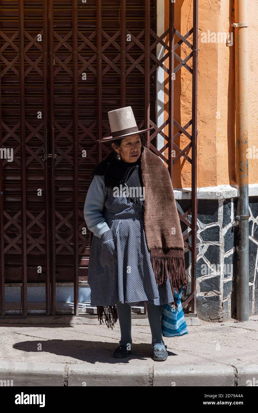 Paleto zapatilla Banco Febrero 23, 2020: Mujer boliviana mayor con ropa tradicional de las tierras  altas andinas. Potos', Bolivia Fotografía de stock - Alamy