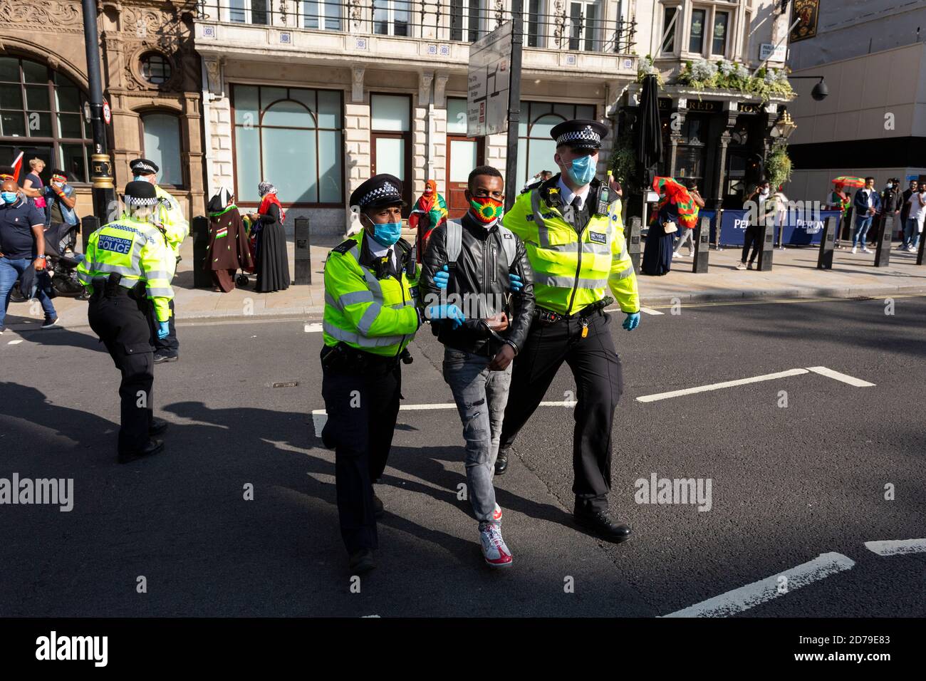 La policía arresta a un manifestante etíope por violar las restricciones de distanciamiento social del COVID-19, manifestación del pueblo oromo, Whitehall, Londres, 10 de septiembre Foto de stock