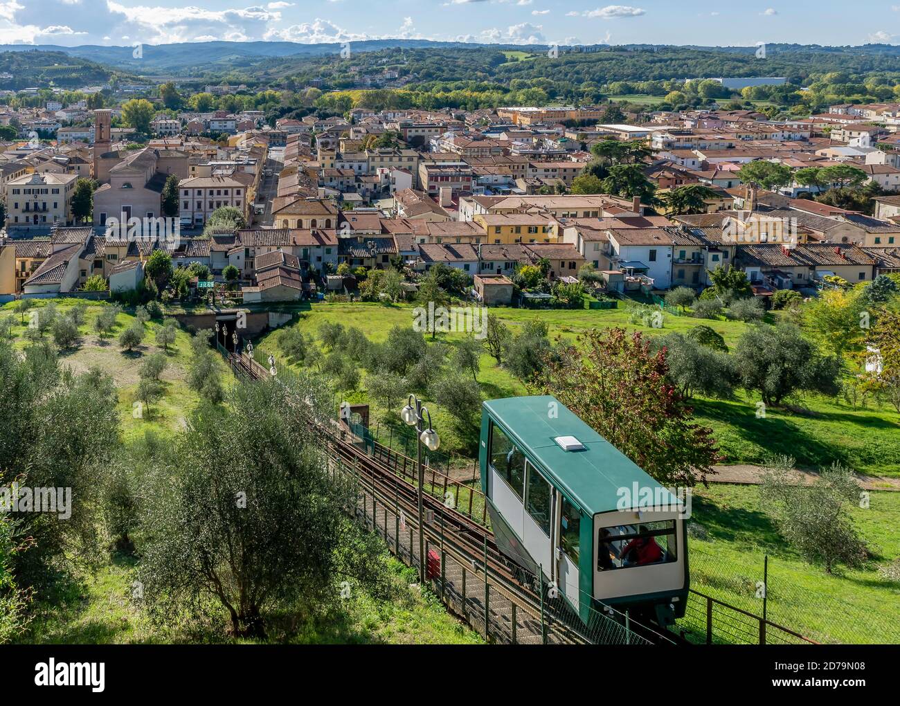 El funicular que conecta la parte inferior y superior del pueblo de Certaldo en la provincia de Florencia, Toscana, Italia Foto de stock