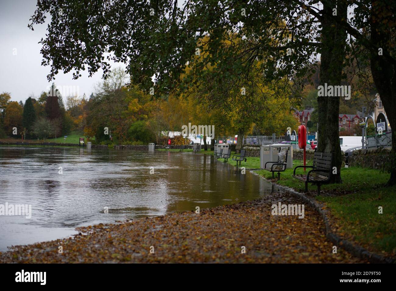 Callander, Escocia, Reino Unido. 21 de octubre de 2020. En la foto: Un río Teith que fluye rápidamente y fluye por la pintoresca ciudad de Callander en el centro de Escocia. Crédito: Colin Fisher/Alamy Live News Foto de stock