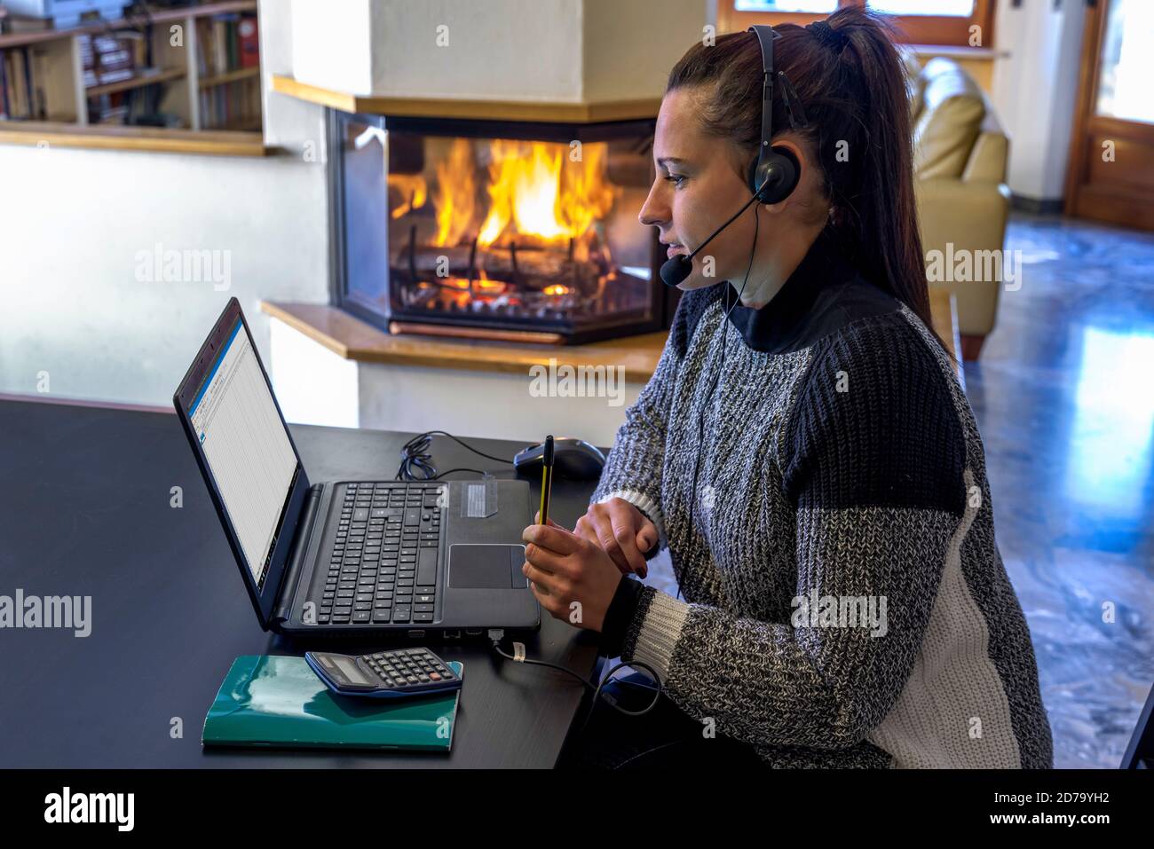 Trabajo inteligente. Mujer joven trabajando en el portátil desde casa, durante la crisis de salud de Covid-19 Foto de stock
