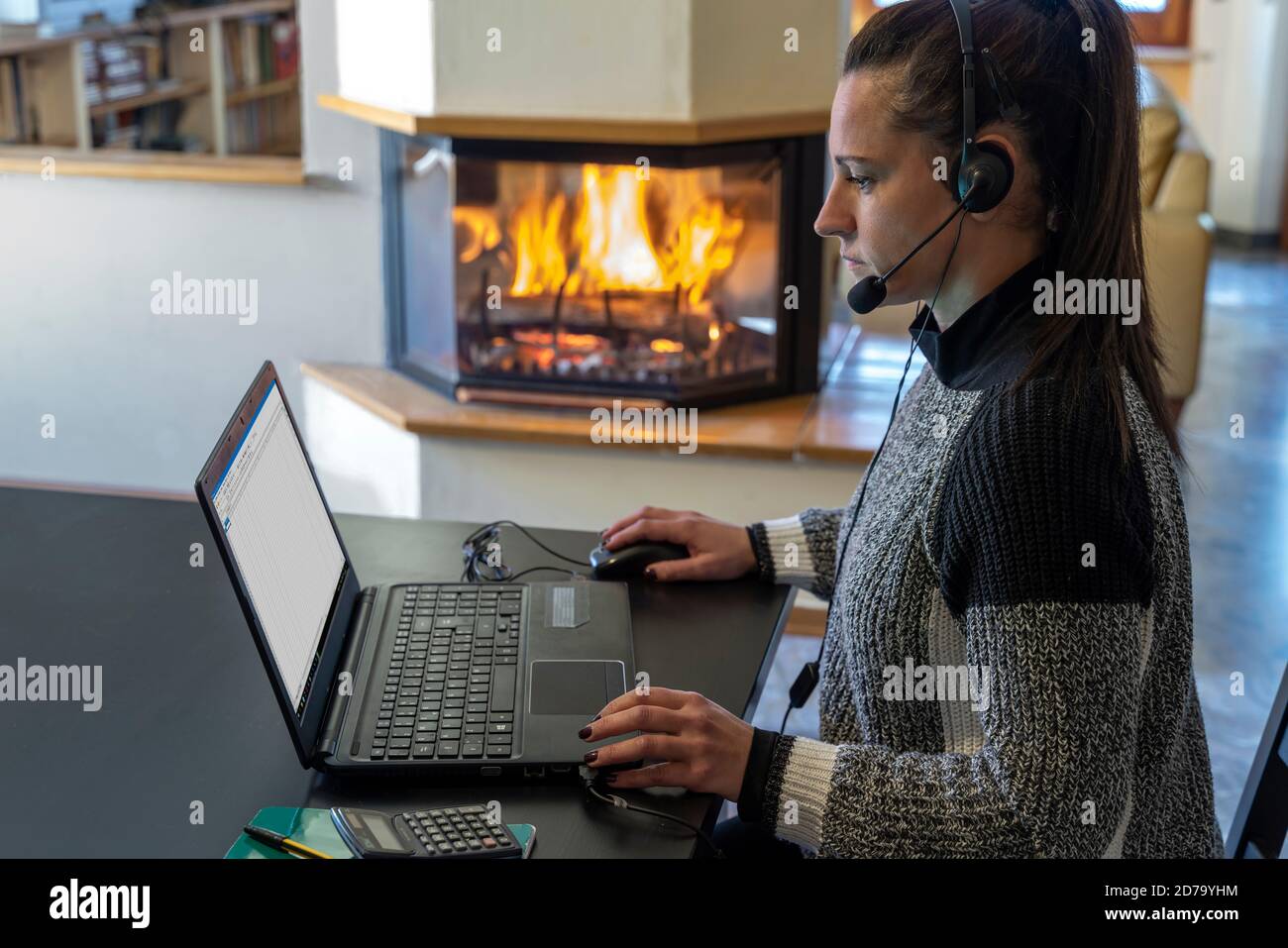 Trabajo inteligente. Mujer joven trabajando en el portátil desde casa, durante la crisis de salud de Covid-19 Foto de stock