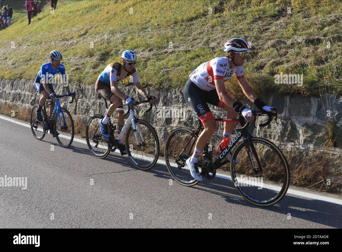 Campiglio, Italia. 21 de octubre de 2020. 21 de octubre de 2020, Madonna di Campiglio, Italia; giro d'Italia etapa 17, Bassano del Grappa a Madonna di Campiglio; Brandon Mcnulty (EE.UU.) lidera el paquete por delante de Aurelien Palet Peintre (FRA) crédito: Action Plus Sports Images/Alamy Live News Foto de stock