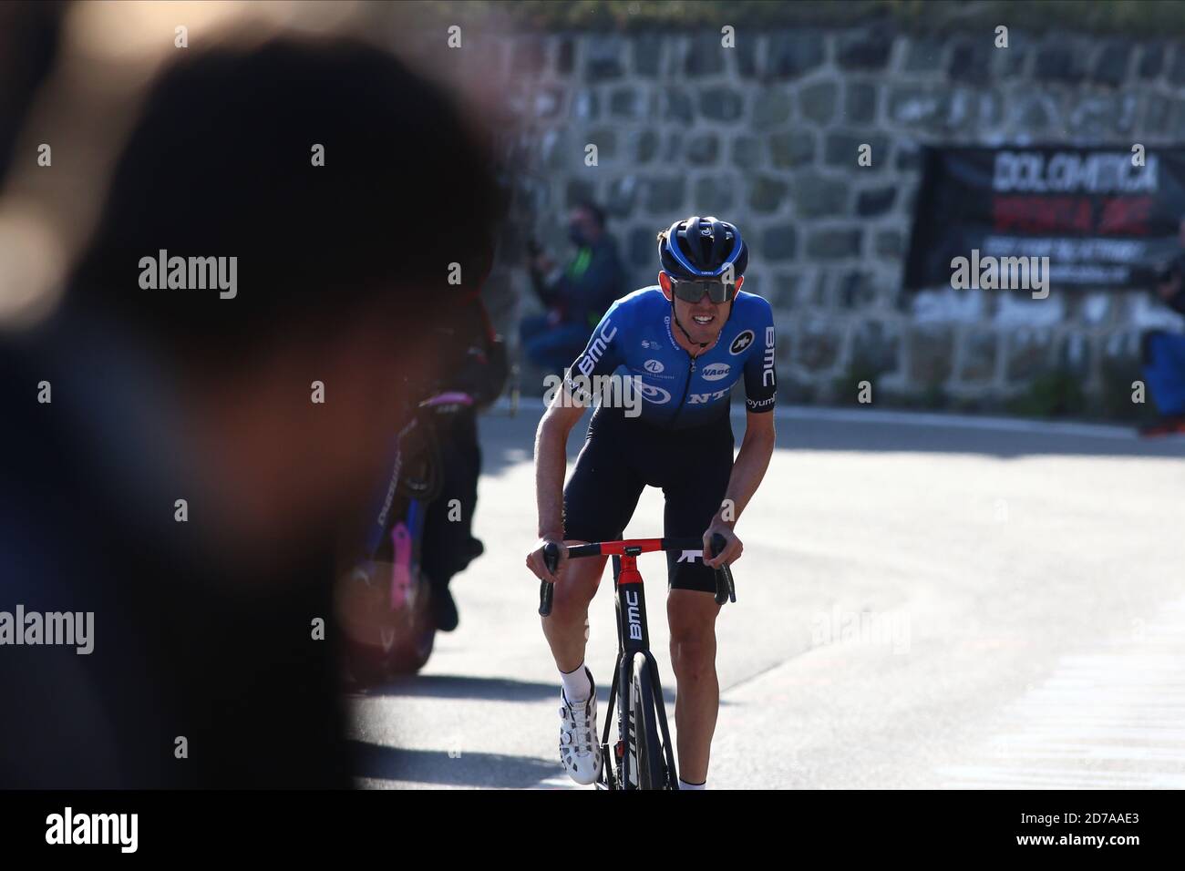 Campiglio, Italia. 21 de octubre de 2020. 21 de octubre de 2020, Madonna di Campiglio, Italia; giro d'Italia etapa 17, Bassano del Grappa a Madonna di Campiglio; Ben o'Connor (NTT Pro Cycling Team) en su camino a ganar la etapa 17 crédito: Action Plus Sports Images/Alamy Live News Foto de stock