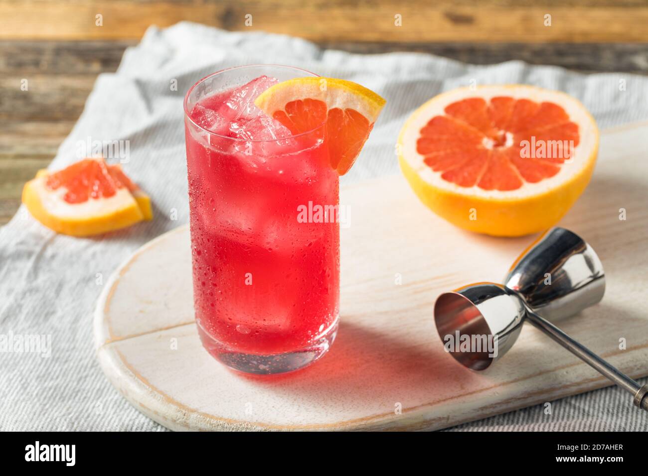 Cóctel refrescante de brisa marina con toronja y vodka Foto de stock
