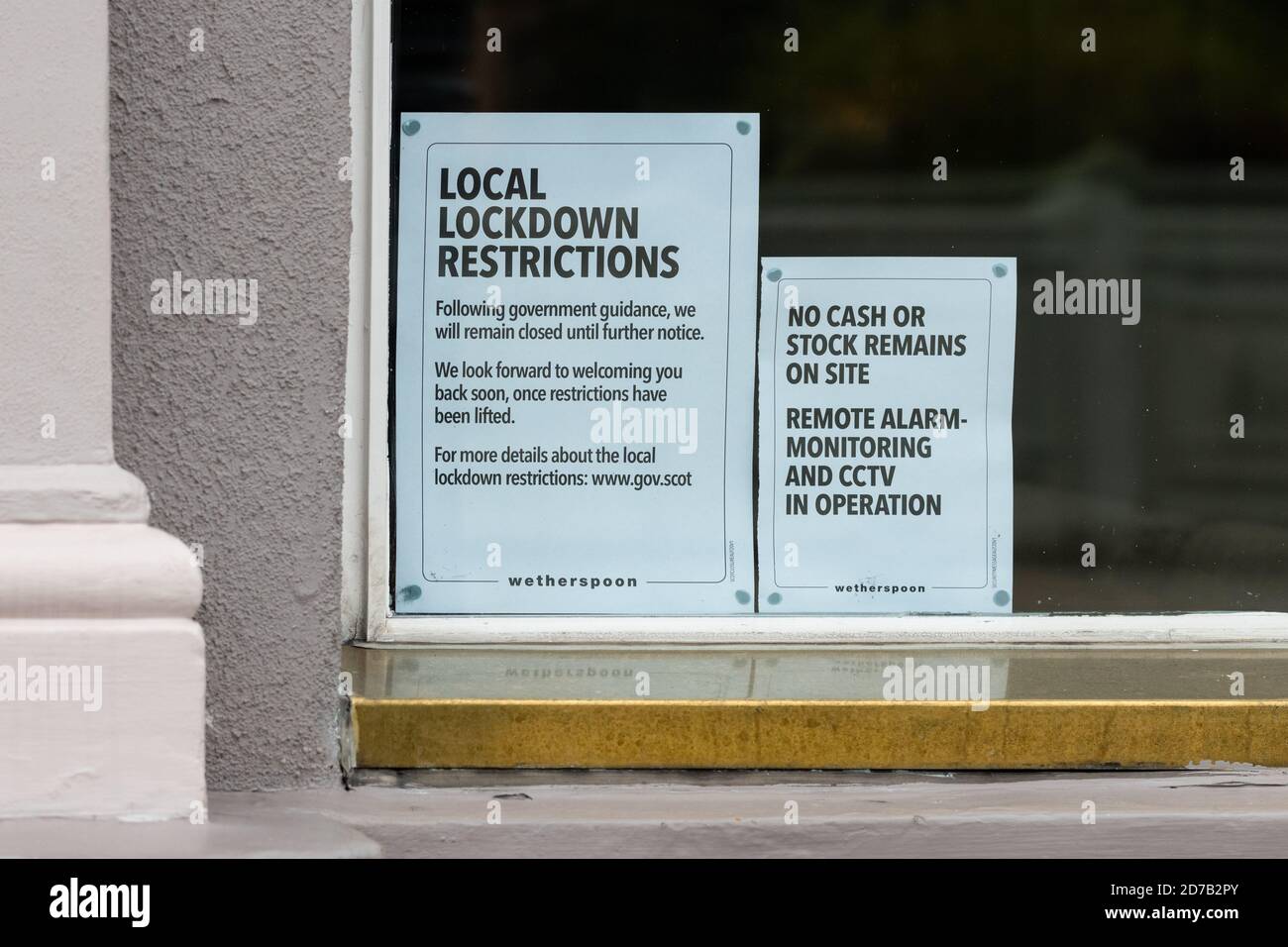 Las restricciones locales de encierro aviso en Wetherspoons como la hospitalidad temporal restringe en lugar de cierre de bares y restaurantes en Edimburgo, Escocia, Reino Unido Foto de stock