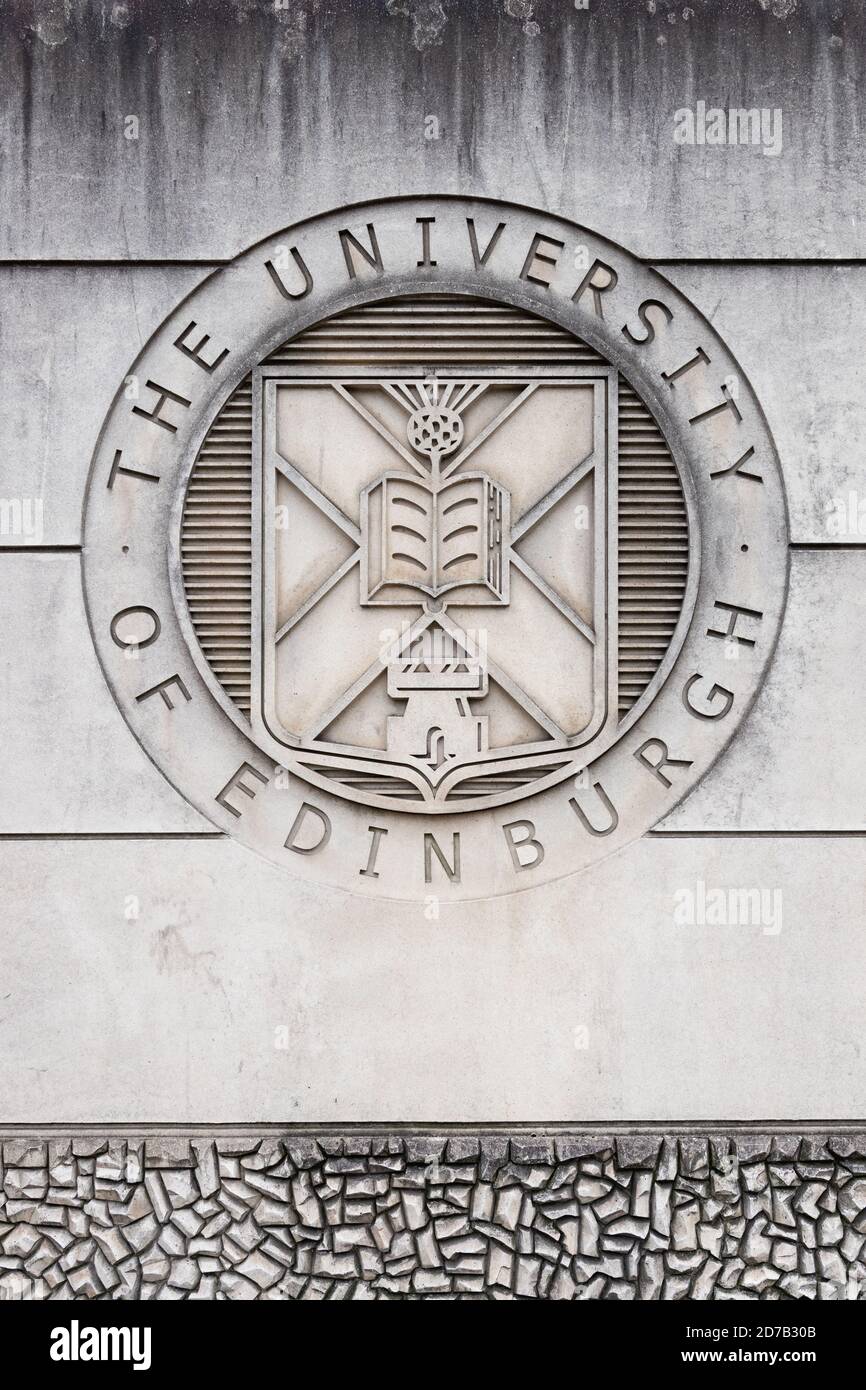 Escudo de armas de la Universidad de Edimburgo en el edificio de la universidad, Edimburgo, Escocia, Reino Unido Foto de stock