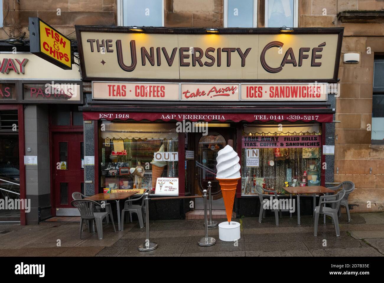 El café de la universidad - como un café que es capaz de abrir durante las restricciones locales de la hospitalidad del coronavirus, Glasgow, Escocia, Reino Unido 2020 de octubre Foto de stock