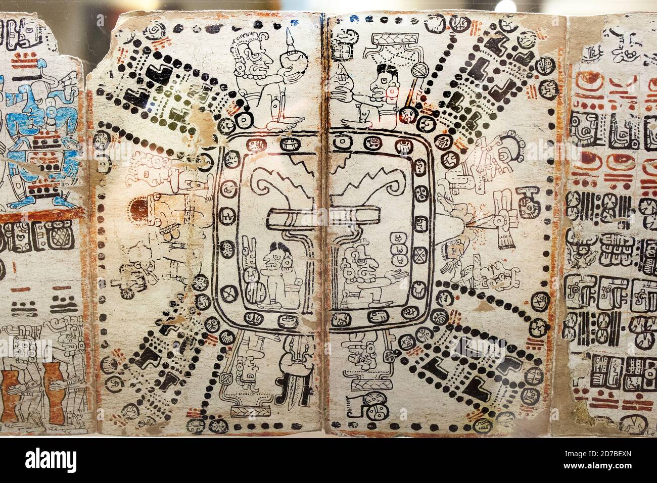 Madrid, España - 11 de julio de 2020: Fragmento del Códice de Madrid pintado con escritura de glifos y deidades. Raro sobreviviente de un libro maya precolombino. Museo de la mañana Foto de stock