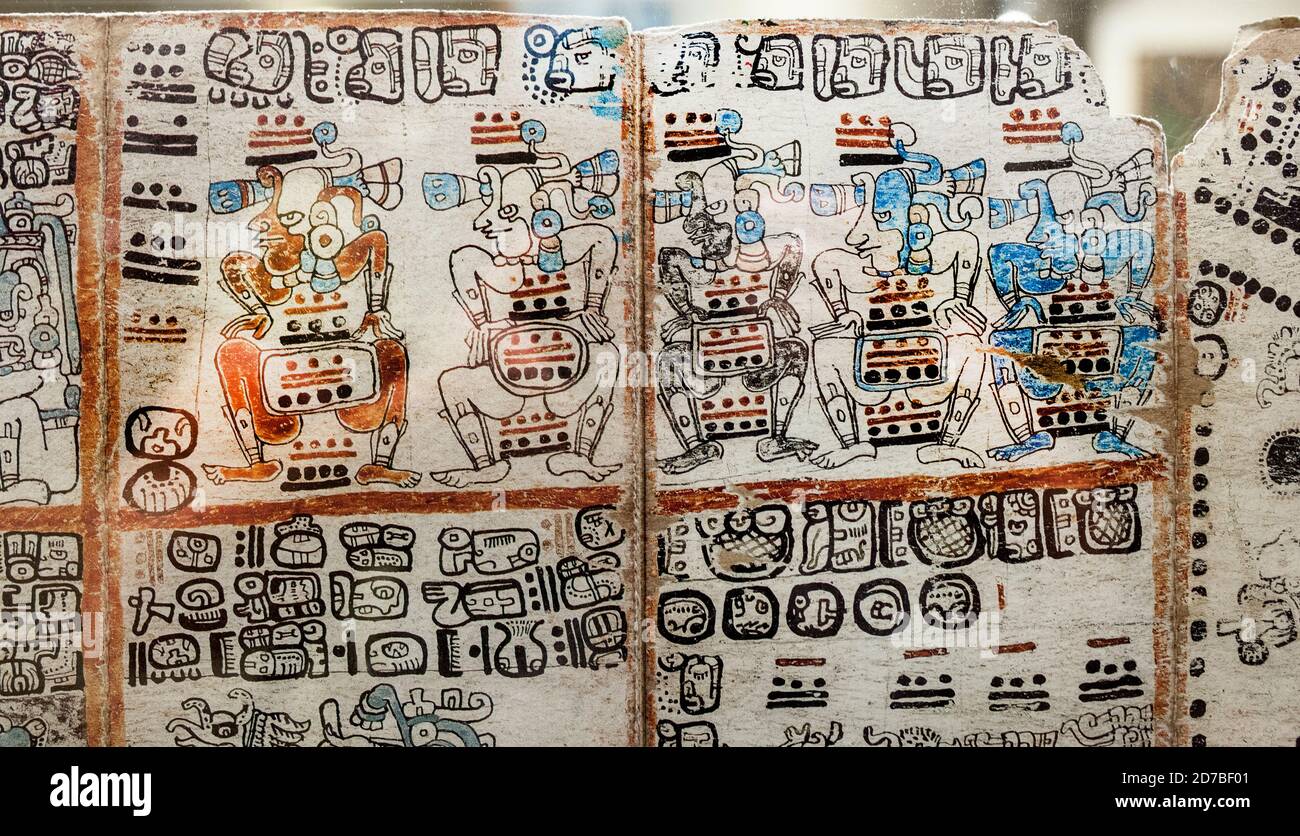Madrid, España - 11 de julio de 2020: Fragmento del Códice de Madrid pintado con escritura de glifos y deidades. Raro sobreviviente de un libro maya precolombino. Museo de la mañana Foto de stock